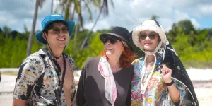 8 Potret Kompak Luna Maya Trip Bareng Ibu, Perlihatkan Handshake Saat Berlibur