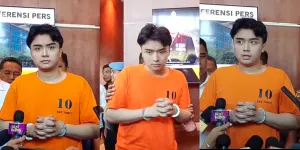 8 Potret Leon Dozan Pakai Baju Tahanan & Tangan Diborgol, Terancam Hukuman Lima Tahun Penjara