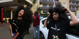 8 Potret Mail Syahputra Asisten Nikita Mirzani Datang ke Pemeriksaan Vadel Badjideh, Curi Perhatian Dengan Wig Kribo