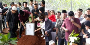 8 Potret Momen Pemakaman Koh Ahong, Rano Karno Tak Kuasa Menahan Tangis