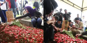 8 Potret Pemakaman Rini S Bon Bon, Kesedihan Keluarga Tak Terbendung - Sang Kekasih Ungkap Rencana Menikah Bulan Ini