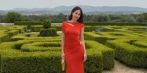 8 Potret Pevita Pearce Saat Kondangan Bareng Suami, Tampil Elegan dengan Dress Terracotta