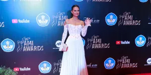 8 Potret Rebecca Reijman Tampil Anggun dan Menawan di AMI Awards 2023, Ada Pin Palestina di Dada