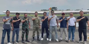 8 Potret Ridho Hafiedz Berhasil Terbangkan Pesawat Sendiri, Langsung Dimandikan Setelah Mendarat