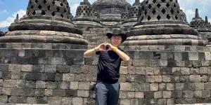 8 Potret Shin Tae-yong Liburan ke Borobudur, Pakai Topi Coboy Sambil Pose Hati