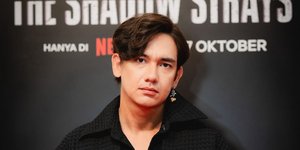 8 Rekomendasi Film Netflix yang Dibintangi Adipati Dolken, Terbaru Ada 'THE SHADOW STRAYS'