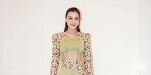 9 Potret Aaliyah Massaid Pamer Gaya Busana Batik yang Anggun, Pesonanya Bikin Terpana