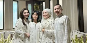 9 Potret Ayah Ayu Ting Ting Belanjain Cucu Mainan, Kocak Malah Tawari Orang-Orang Buat Foto Bareng Anaknya