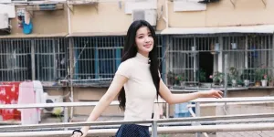 9 Potret Cantik Artis Wang Churan di Jembatan Layang Pakai Outfit Sederhana, Visual Bintang Masa Depan China