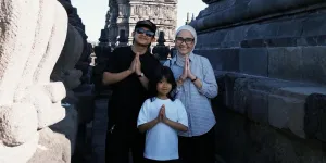 9 Potret Liburan Indra Jegel di Prambanan Bersama Keluarga, Tulis Pesan Lucu dan Haru