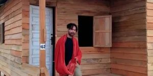 Adhin Abdul Hakim Ubah Gelondongan Kayu Banjir Sumatera Jadi Rumah Sementara
