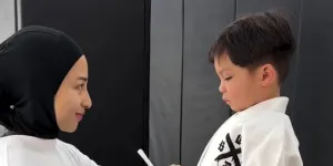 Aksi Issa Latihan Brazilian Jiujitsu, Nikita Willy Tampil Berhijab Mendampingi