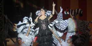 Aksi Keren Titi DJ Nyanyi Sambil Akrobat