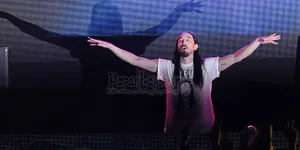 Aksi Memukau Steve Aoki di Jakarta
