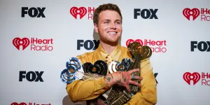 Alex Warren Borong 5 Piala di iHeartRadio Awards 2026