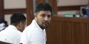 Ammar Zoni Menangis Saat Susun Pleidoi Pribadi, Curhat Kehilangan Orang Tua hingga Perceraian