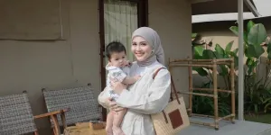 Anak Bungsu Kesha Ratuliu Sunat di Usia 4 Bulan, Anteng Saat Digendong