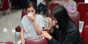 Andi Soraya Tak Mampu Tahan Air Mata Karena Kamatian Yana Zein