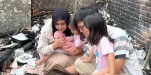 Anisa Rahma Tengok Rumah yang Terbakar, Reaksi Anak Bikin Haru