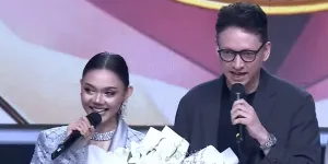 Anniversary, Rina Nose & Suami Dapat Kejutan Manis di Panggung D'Academy 7 Top 10