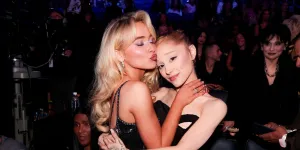 Ariana Grande & Sabrina Carpenter Curi Perhatian Lewat Momen Hangat di VMA