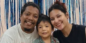 Arie Kriting dan Indah Permatasari Rayakan Ultah Naka ke-4