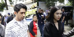 Ashraf Sinclair Meninggal, Sederet Selebritis Melayat ke Rumah Duka Mulai dari Nia Ramadhani & Ardi Bakrie Sampai Isyana & Rayhan