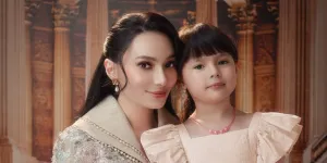 Asmirandah Photoshot Bareng Chloe, Pesona Ibu dan Anak dengan Busana Elegan
