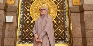 Astrid Kuya Jalani Ibadah Haji Bareng Kloter Jakarta, Momen Peluk Jemaah Lansia Bikin Haru