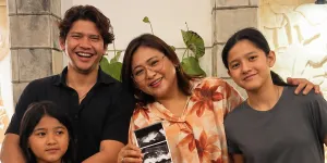 Audy Item dan Iko Uwais Rayakan Anniversary ke-14, Sekaligus Umumkan Hamil Anak Ketiga