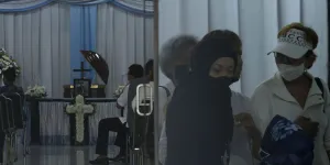 Ayah Tercinta Baru Saja Meninggal Dunia, 8 Potret Angelina Sondakh Datang Ke Rumah Duka