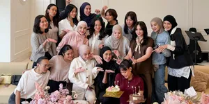 Potret Ayu Dewi Ulang Tahun Kumpul Geng Cendol, Dekorasi Serba Pink