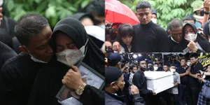 Banjir Air Mata, 12 Momen Kedatangan Jenazah Vanessa Angel di Rumah Duka Hingga Dimakamkan - Disandingkan di 1 Liang Lahat