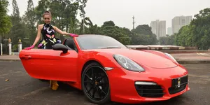 Bella Shofie Pamer Mobil Mewah Terbarunya