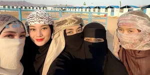 Bersahabat Dekat, Ini 7 Potret Dinda Hauw dan Anisa Rahma Berkuda Bareng di Arab