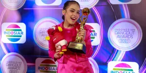 Borong Dua Piala, 8 Potret Putri Isnari di Indonesian Dangdut Awards 2023 - Cantik dan Anggun