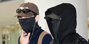 BTS Pulang dari Los Angeles, V & Jungkook Kompak Pakai Masker Jaring