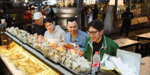 Bukti Sosok Merakyat, Raffi Ahmad Santai Makan di Angkringan dan Sapa Fans yang Lewat