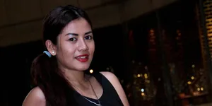 Busana Seksi Ini Bikin Rere Gocing Pancarkan Pesona Hitam