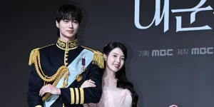 Byeon Woo Seok & IU Tampil Bak Pangeran dan Putri di Preskon PERFECT CROWN