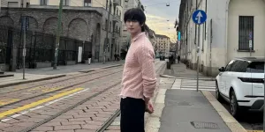 Byeon Woo Seok Ganteng Pakai Pink di Milan Fashion Week Prada