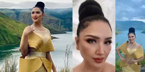 Cantik dan Langsing Banget, Intip 8 Potret Titi DJ Glamor Kenakan Gaun Berwarna Emas - Pesonanya Matching dengan Keindahan Alam