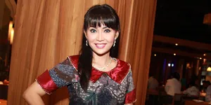 Cantiknya Ratna Listy Dengan Baju Batik Super Modis