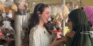 Cara Healing Arumi Bachsin Belanja ke Pasar Tradisional, Ikut Ajak Sang Ibu