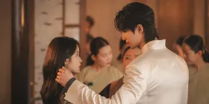 Chemistry Manis IU and Byeon Woo Seok di Still Cut Terbaru Drama Korea 'PERFECT CROWN'