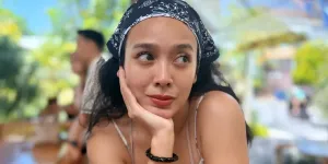 Dea Ananda Jadi Ibu Siaga, Berpose Cantik sambil Awasi Anak Main