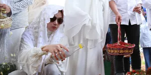 Dengan Berderai Air Mata, Terry Putri Makamkan Ibundanya