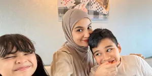 Detik-Detik Adam Anak Shireen Sungkar Jatuh dari Tangga, sang Adik Langsung Syok