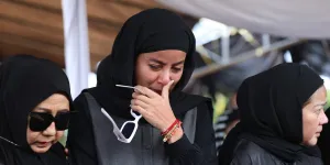 Detik-Detik Olla Ramlan Jatuh Pingsan di Pemakaman Ibunya