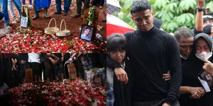 Diiringi Tangis Keluarga, 20 Potret Momen Pemakaman Vanessa Angel dan Bibi Ardiansyah: Dimakamkan Bersandingan di Satu Liang Lahat